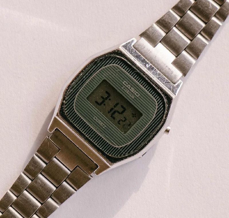 Women's Pilot Watches for Adventure Seekers-Vintage Casio 401 LB611 24 mm Lithium Quartz Watch for Women Women's Pilot Watches for Adventure Seekers-Vintage Casio 401 LB611 24 mm Lithium Quartz Watch for Women