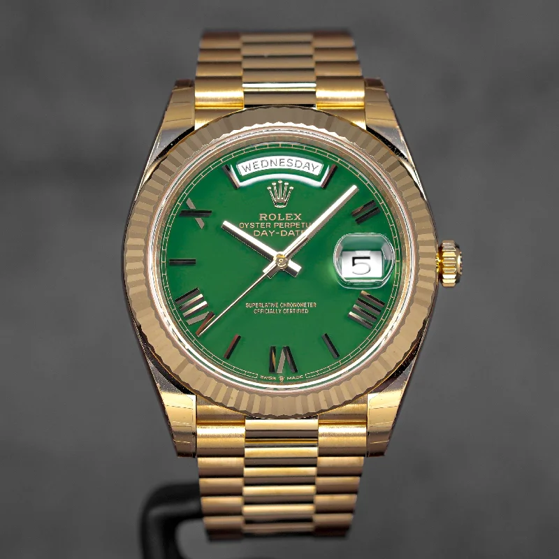 men's Rolex watches with bidirectional bezel -​DAYDATE 40MM YELLOWGOLD GREEN DIAL (2024)