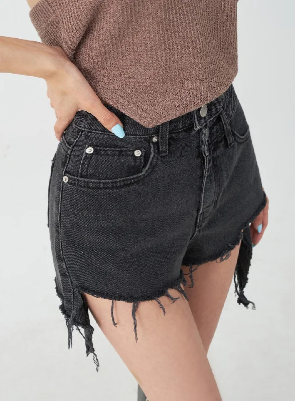 Double Buttoned Distressed Black Shorts IJ23