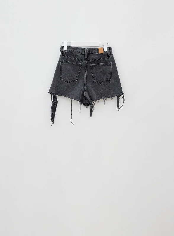 double-buttoned-distressed-black-shorts-ij23