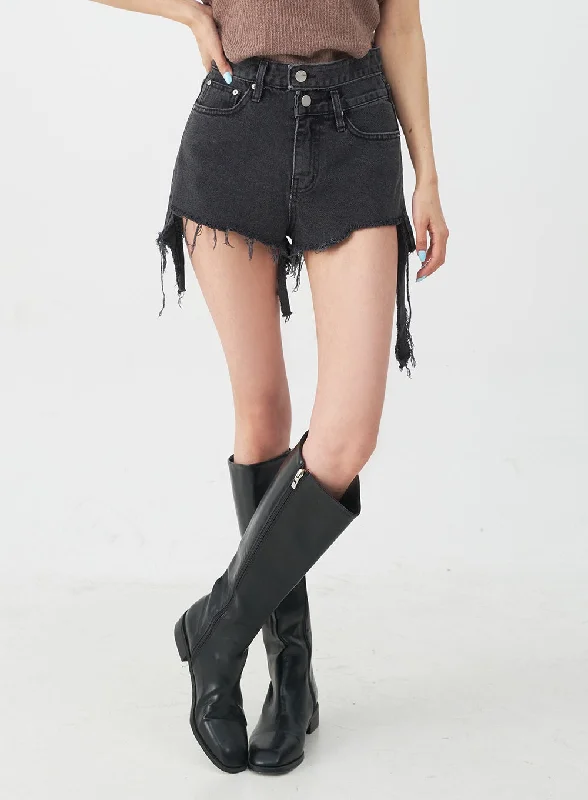 double-buttoned-distressed-black-shorts-ij23