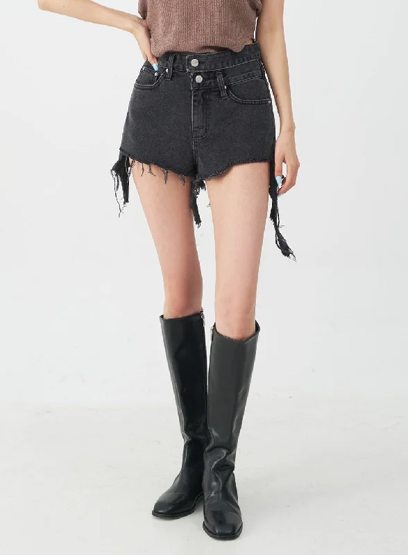 double-buttoned-distressed-black-shorts-ij23