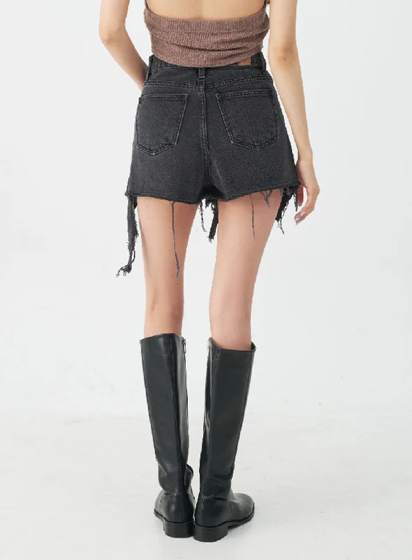 double-buttoned-distressed-black-shorts-ij23