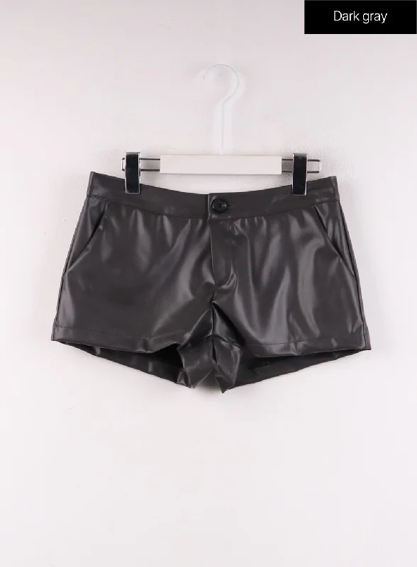 low-rise-faux-leather-shorts-cf401