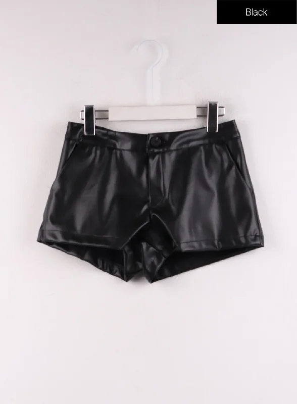 low-rise-faux-leather-shorts-cf401